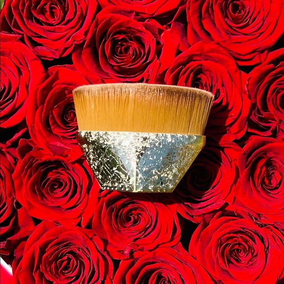 Aphrodite Body Highlight & Gold Kabuki Brush & Travel Case - Picture 7 of 7